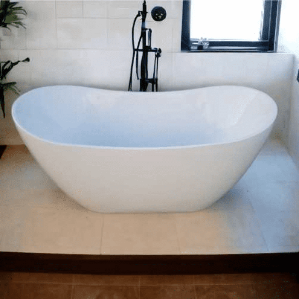 Freestanding white bathtub