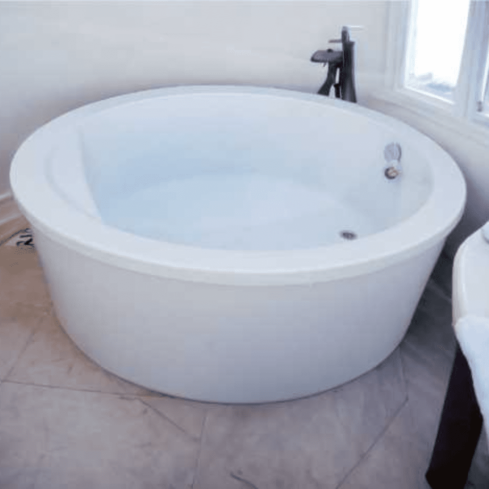 Round freestanding acrylic bathtub