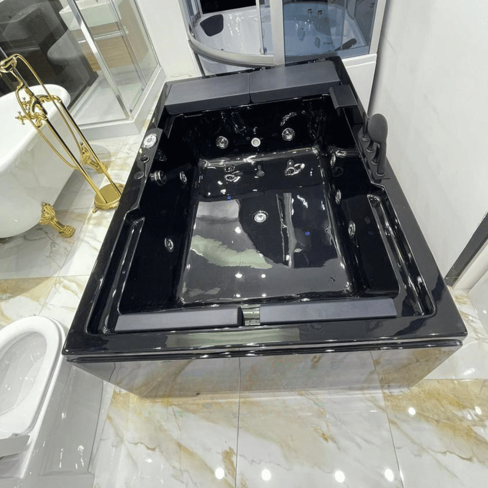 Freestanding jacuzzi black